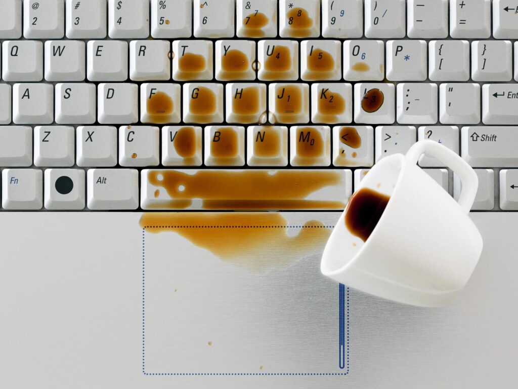 bàn phím máy tính bị lỗi nhảy lung tung do  thấm chất lỏng
